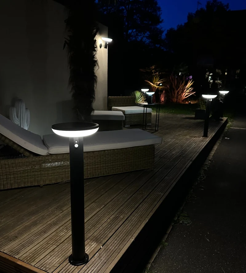 Borne solaire extérieure LED HALO+ télécommandable avec détecteur