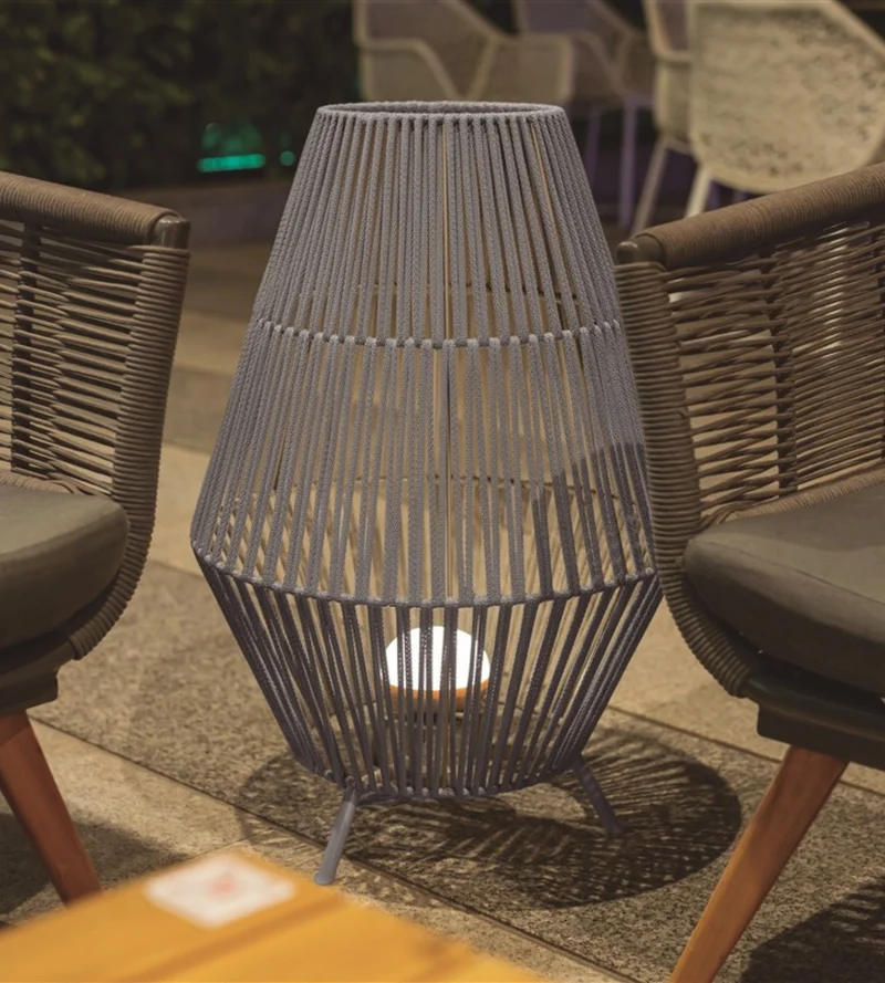 Lampe décorative tressée CONTA - Intérieur et Extérieur - Batterie rechargeable