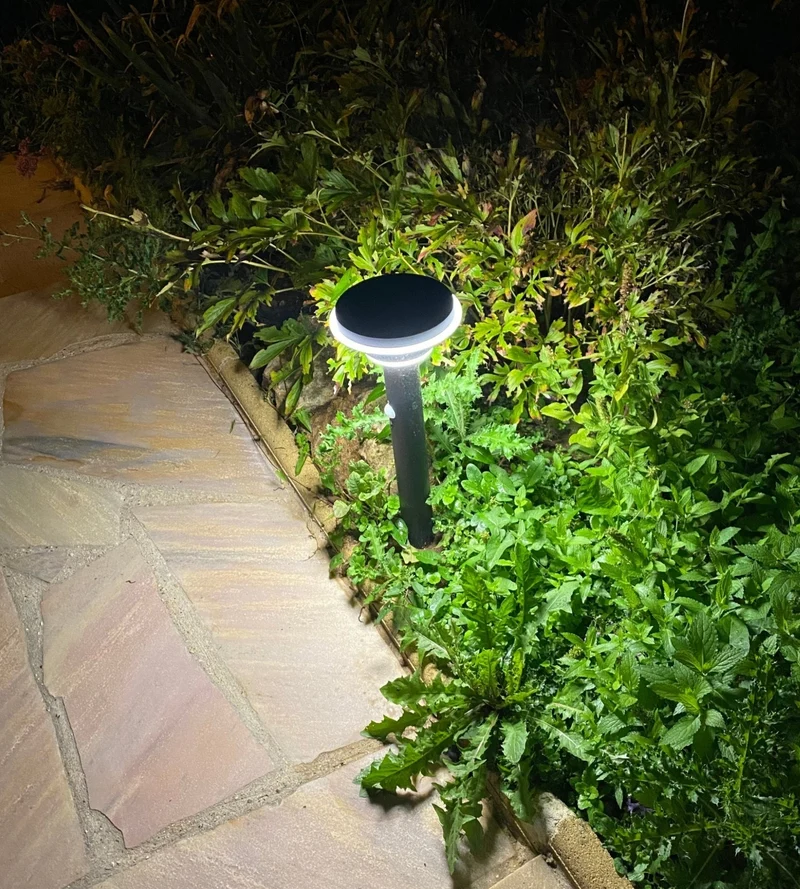Borne solaire extérieure LED GENOVA noire 45 cm avec détecteur - 3 modes d'éclairage 100 à 1000 lumens