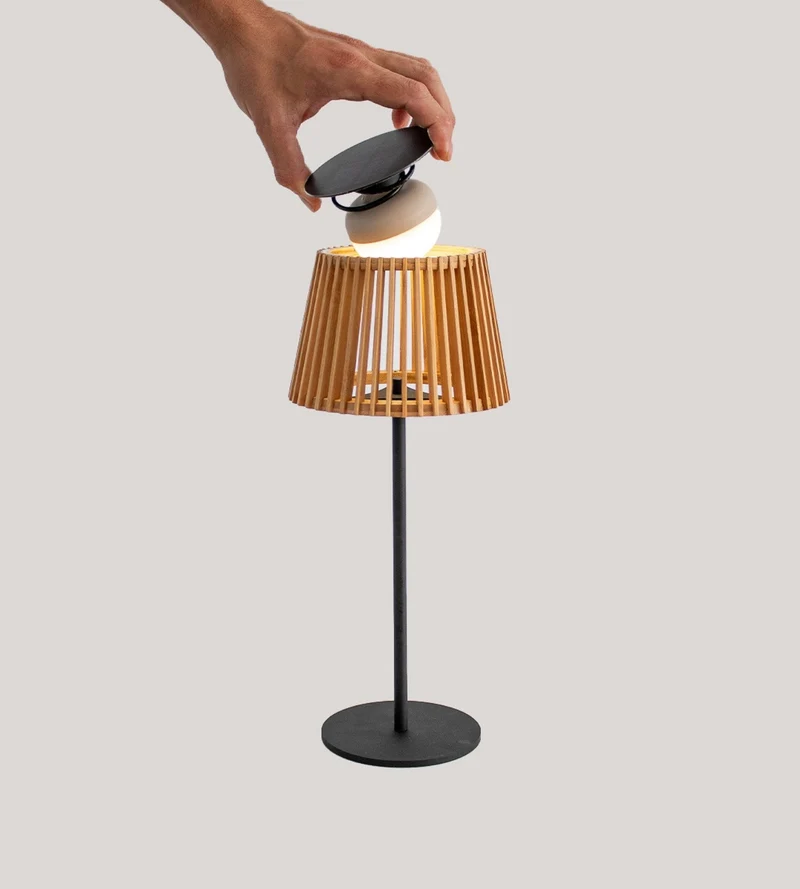 Lampe de table USB et solaire OKINAWA - Style bois asiatique - Blanc chaud