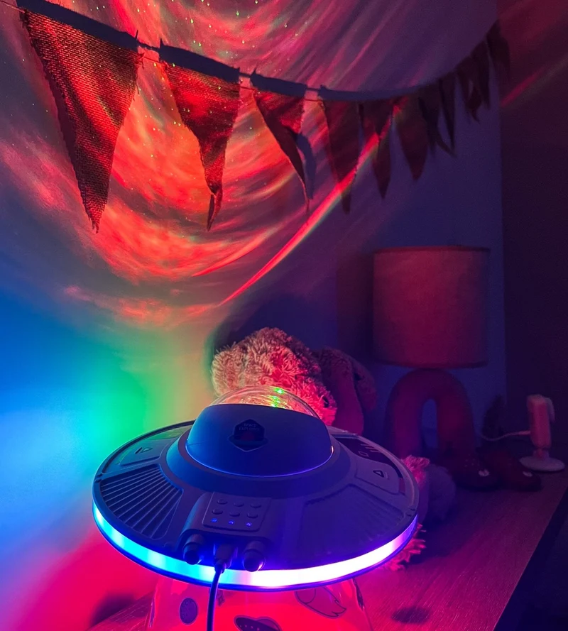 Veilleuse projecteur LED SPACELITE - 8 modes d'éclairage - Enceinte intégrée