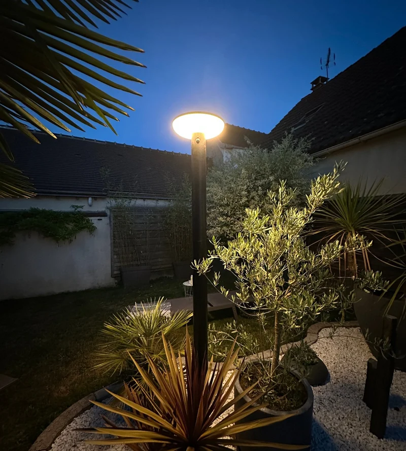 Lampadaire solaire LED HALO+ noir avec détecteur Télécommandable