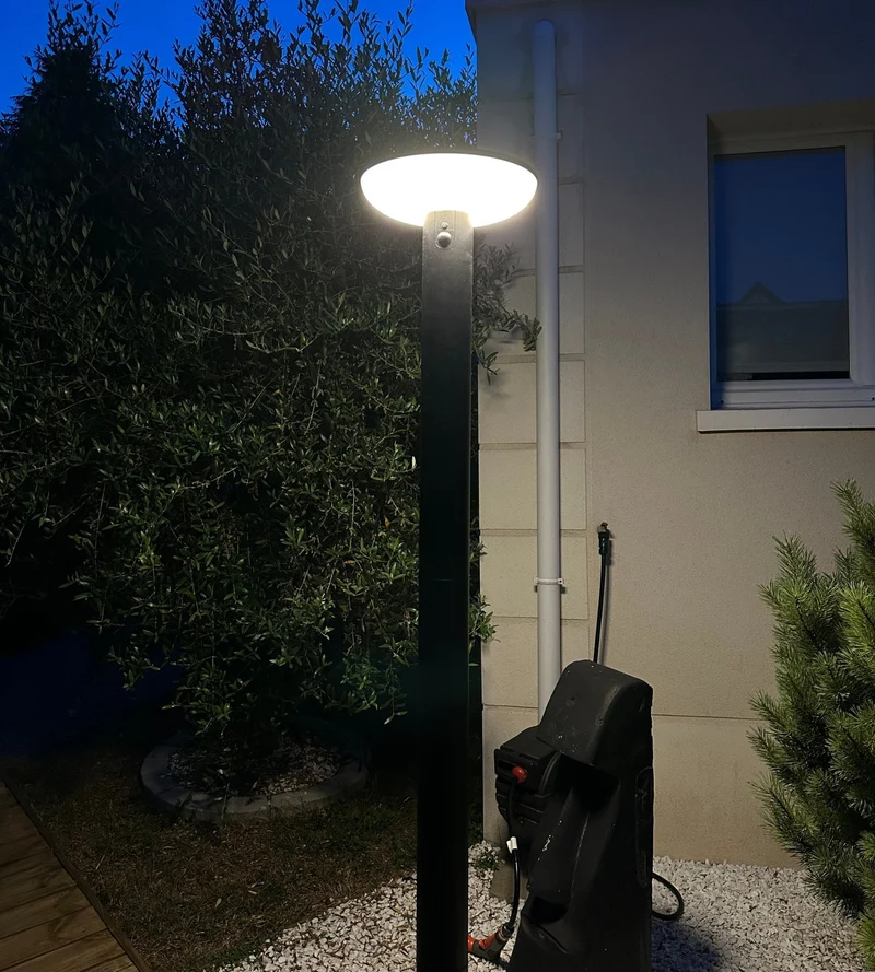 Lampadaire solaire LED HALO+ noir avec détecteur Télécommandable