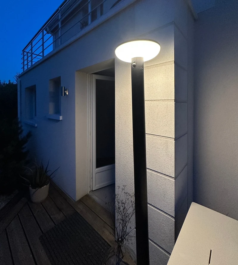 Lampadaire solaire LED HALO+ noir avec détecteur Télécommandable