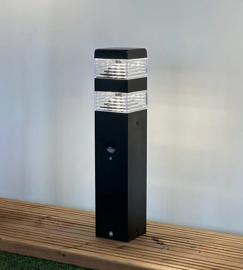 Borne extérieure LED Pyramide 1000 lumens avec détecteur
