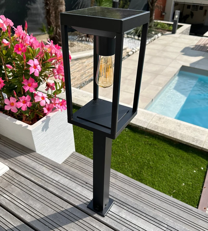 Borne solaire extérieure FAIRY noire 70 cm avec détecteur - Ampoule E27 incluse