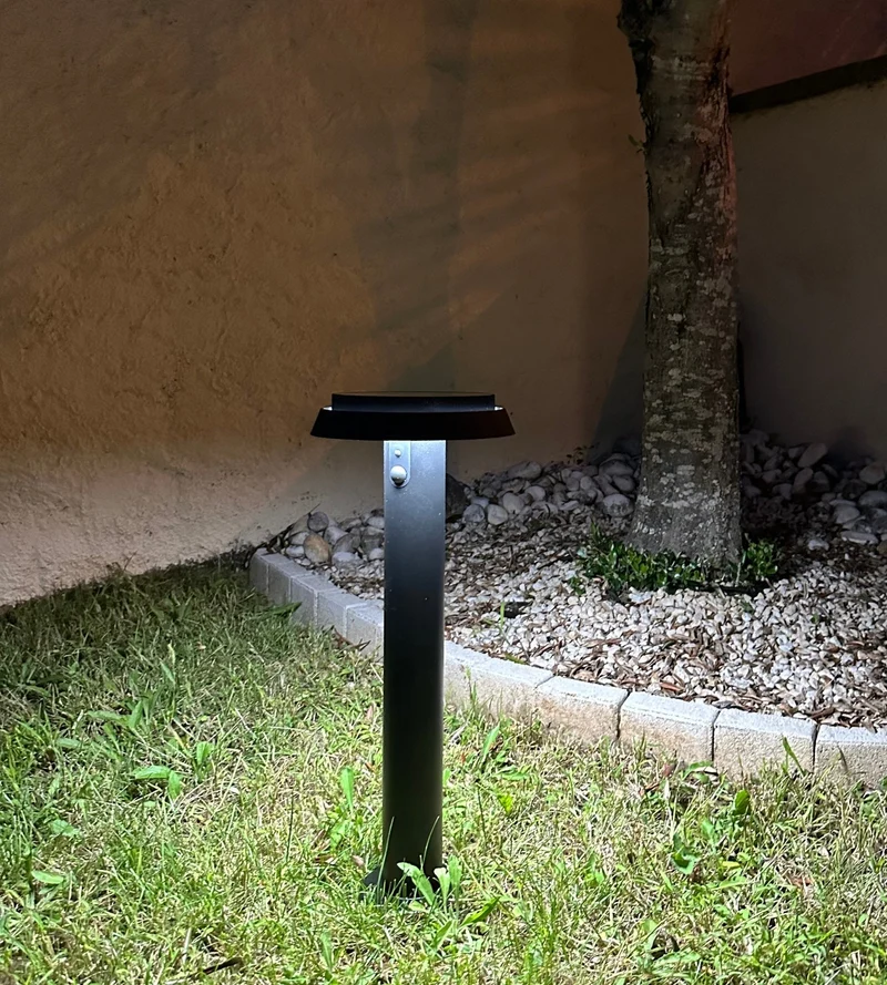 Borne solaire extérieure LED NORMAN noire avec détecteur blanc réglable - 3000K à 6500K
