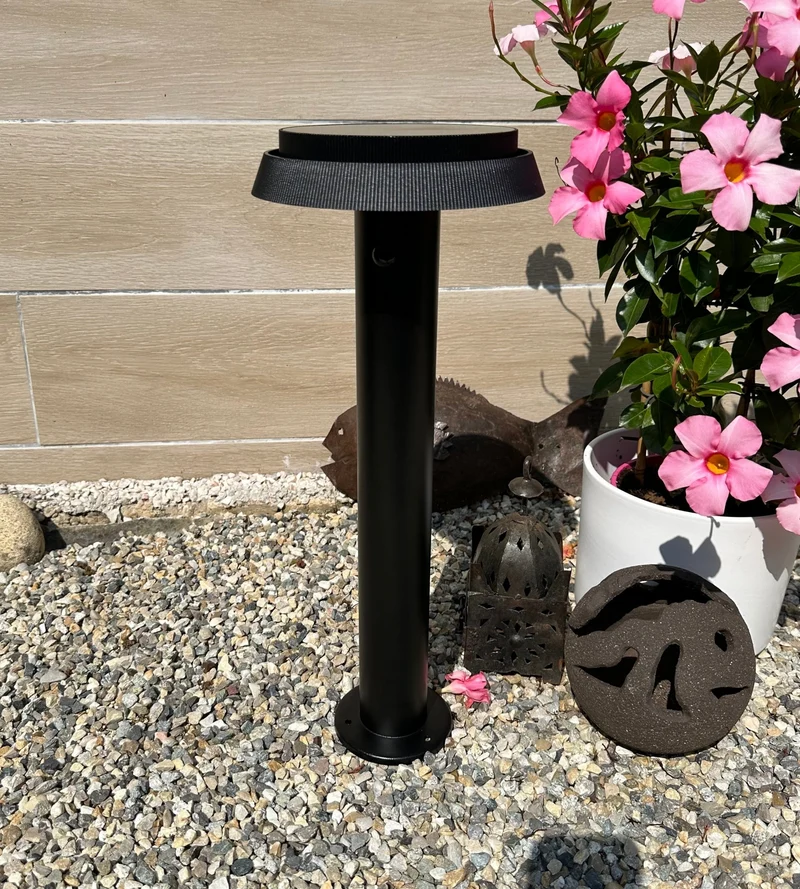 Borne solaire extérieure LED NORMAN noire avec détecteur blanc réglable - 3000K à 6500K