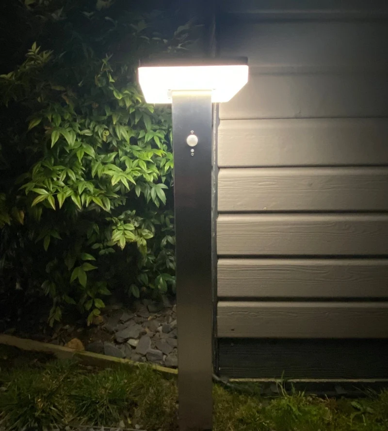 Borne solaire extérieure LED SUN–1000 84 cm avec détecteur - 3 modes d'éclairages 150 à 1000 lumens