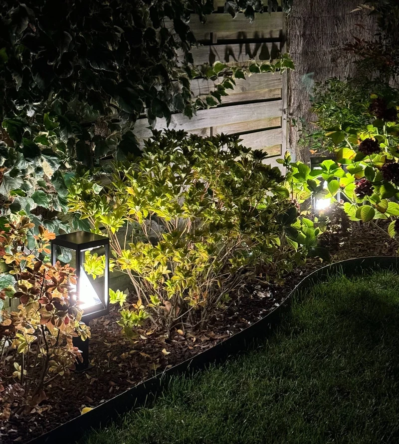 Borne solaire extérieure LED KEOPS noire 50 cm avec détecteur - 3 modes d'éclairages 100 à 1000 lumens