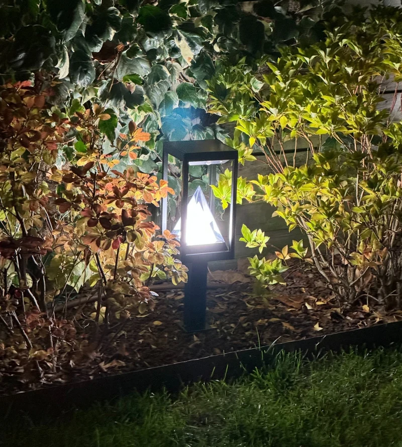 Borne solaire extérieure LED KEOPS noire 50 cm avec détecteur - 3 modes d'éclairages 100 à 1000 lumens