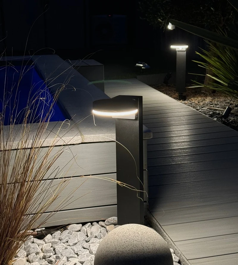 Borne solaire extérieure LED DAYTONA noire 50 cm avec détecteur - 3 modes d'éclairages 100 à 1000 lumens