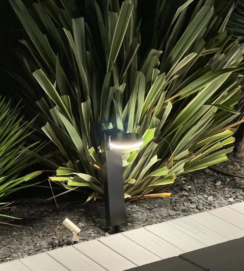 Borne solaire extérieure LED DAYTONA noire 50 cm avec détecteur - 3 modes d'éclairages 100 à 1000 lumens