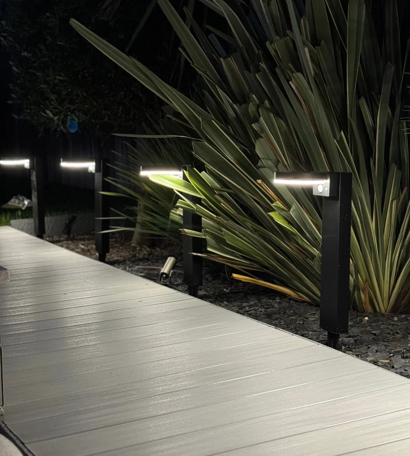 Borne solaire extérieure LED DAYTONA noire 50 cm avec détecteur - 3 modes d'éclairages 100 à 1000 lumens