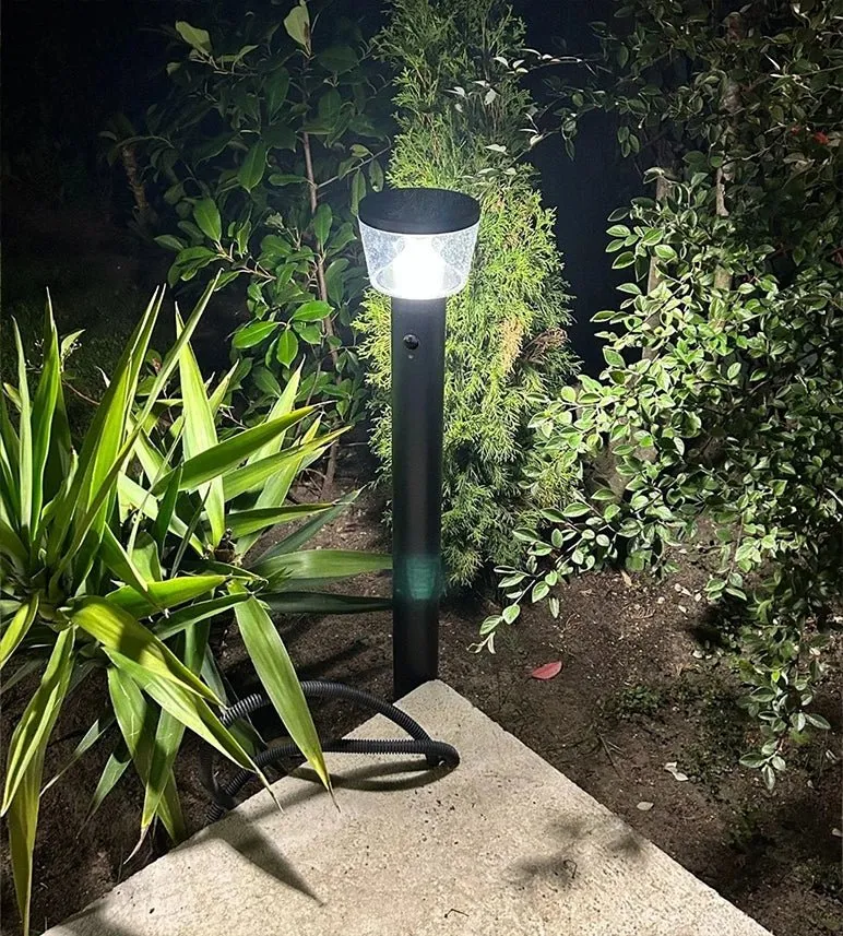 Borne solaire extérieure LED DUBLIN noire avec détecteur - 3 modes d'éclairages 100 à 1000 lumens