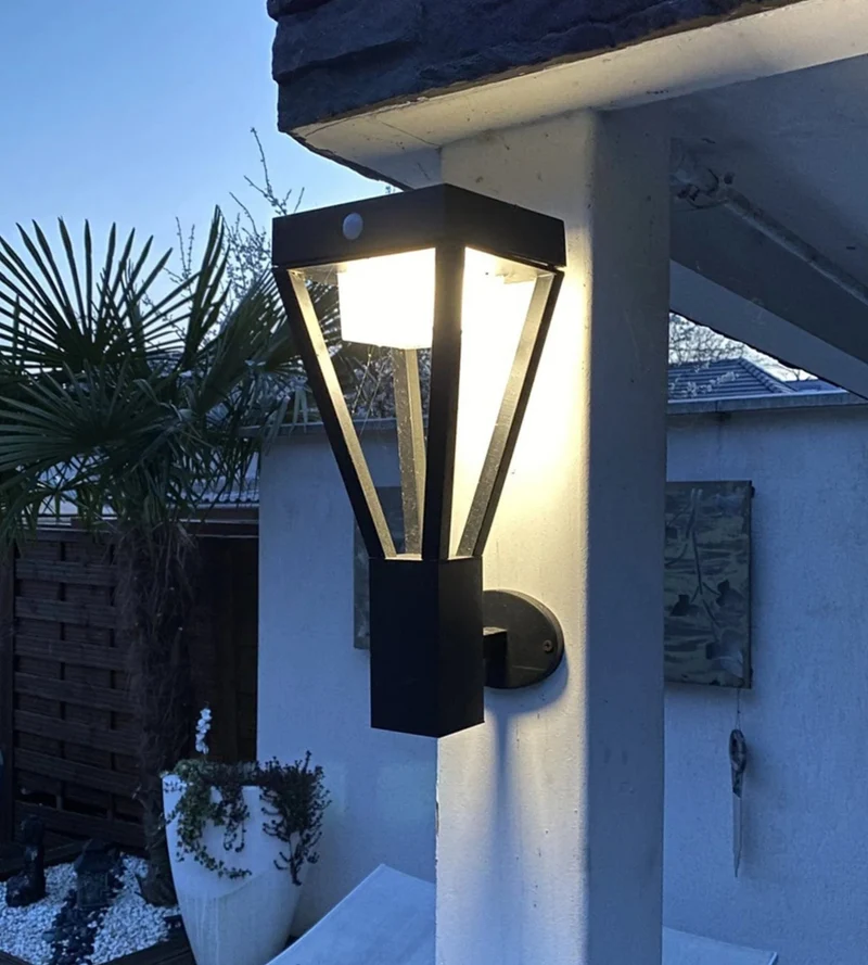 Applique murale solaire extérieure LED LUXOR noire avec détecteur - 3 modes d'éclairages 75 à 600 lumens
