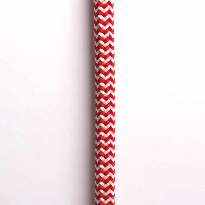 Câble électrique rond recouvert d'un tissu à effet soie en zigzag rouge et blanc