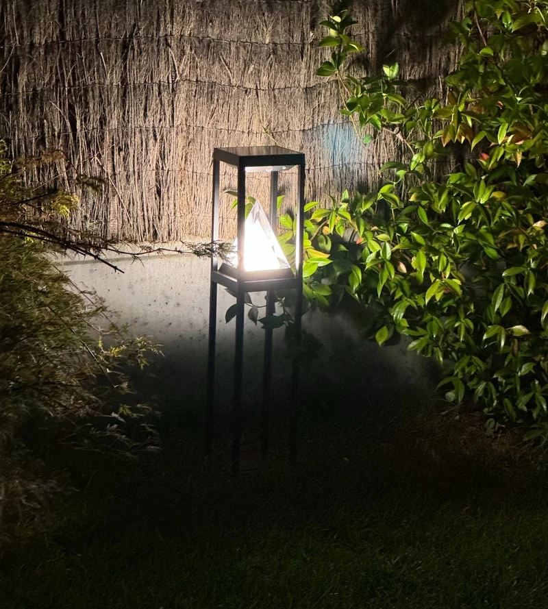Lampe à poser solaire LED KEOPS noire avec détecteur - 3 modes d'éclairages de 75 à 600 lumens