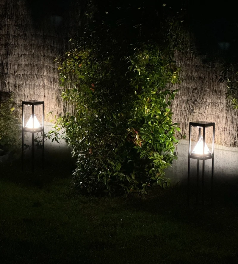 Lampe à poser solaire LED KEOPS noire avec détecteur - 3 modes d'éclairages de 75 à 600 lumens