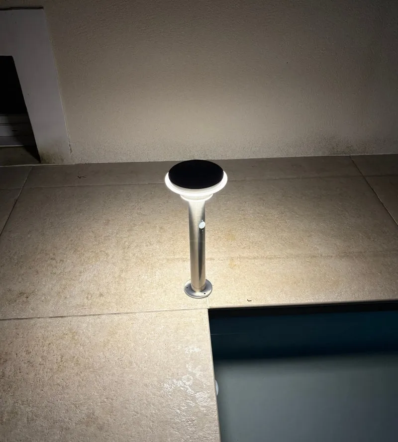 Borne solaire extérieure LED GENOVA inox 45 cm avec détecteur - 3 modes d'éclairage 100 à 1000 lumens