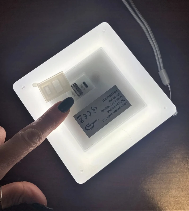Lampe de table solaire LED NOMADE noire - 5 modes d'éclairages de 40 à 270 lumens - Prise USB - Batterie 1600mAh