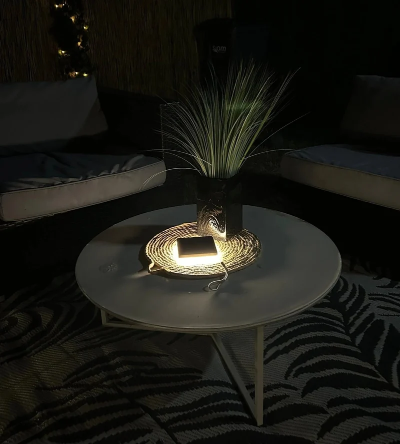 Lampe de table solaire LED NOMADE noire - 5 modes d'éclairages de 40 à 270 lumens - Prise USB - Batterie 1600mAh