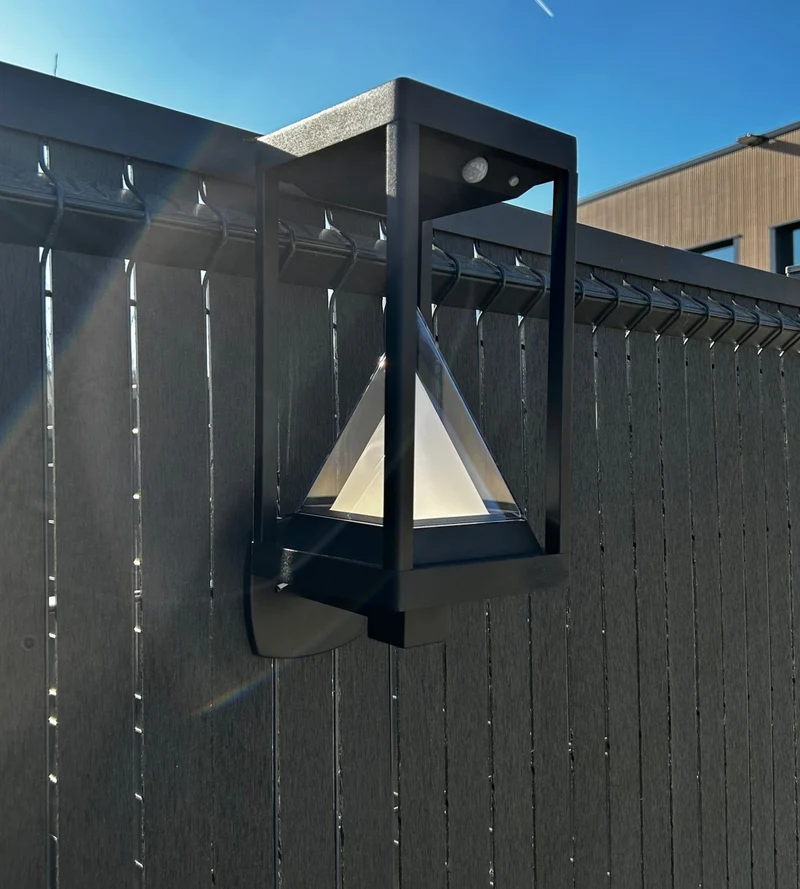 Applique murale solaire extérieure LED KEOPS noire avec détecteur - 3 modes d'éclairage 75 à 600 lumens
