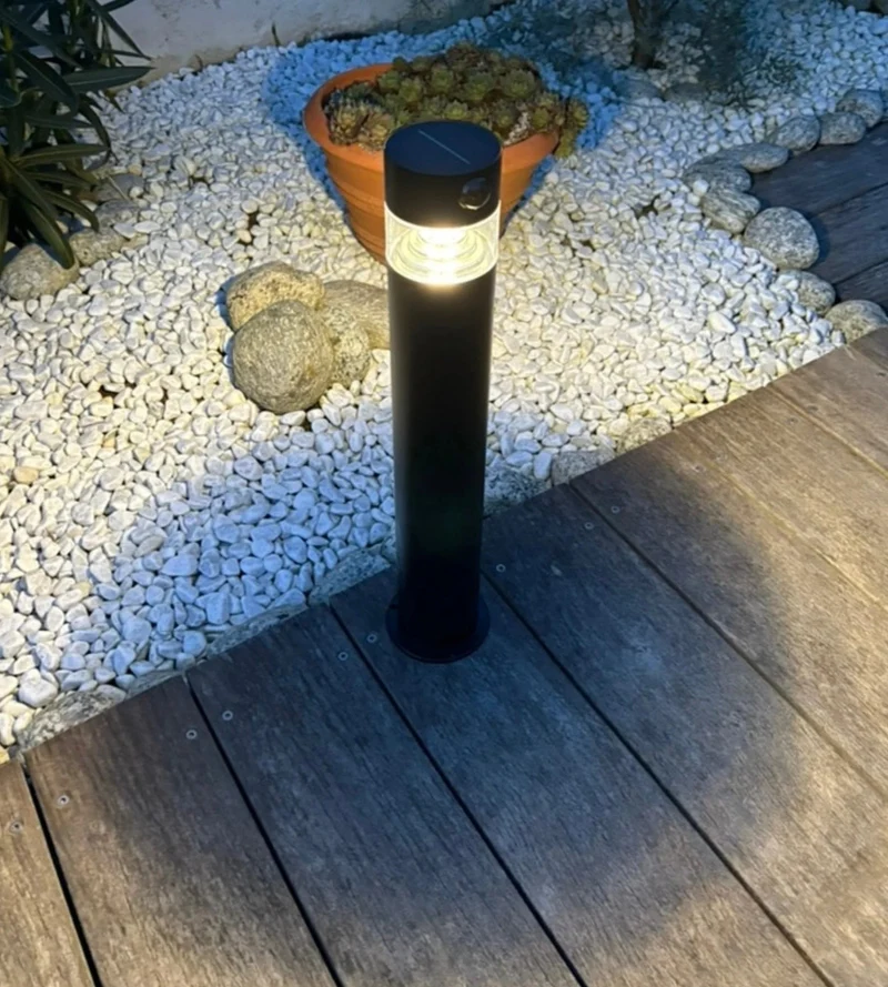 Borne solaire extérieure LED ORION noire 50 cm avec détecteur - De 75 à 150 lumens