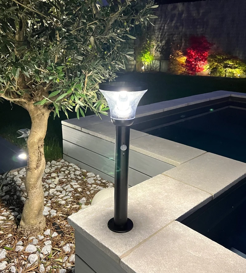Borne solaire extérieure LED DIVA noire 53 cm avec détecteur - 3 modes d'éclairage de 100 à 1000 lumens