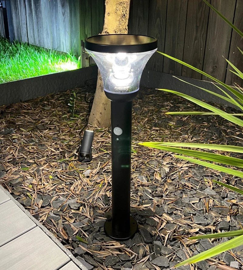 Borne solaire extérieure LED DIVA noire 53 cm avec détecteur - 3 modes d'éclairage de 100 à 1000 lumens