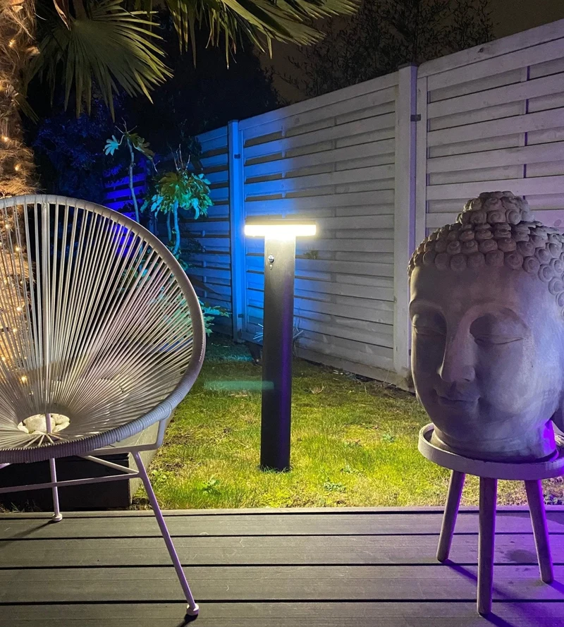 Borne solaire extérieure LED ALTO+ télécommandable avec détecteur - 3 modes d'éclairage 150 à 1000 lumens