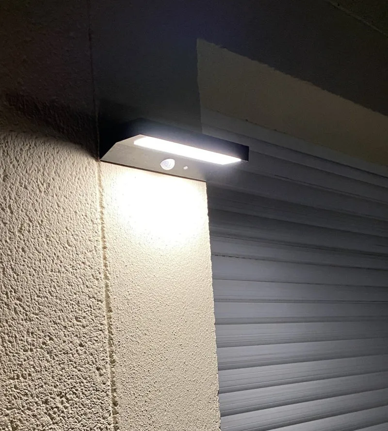Applique murale solaire extérieure LED PULSAR noire avec détecteur - 3 modes d'éclairage 100 à 1000 lumens