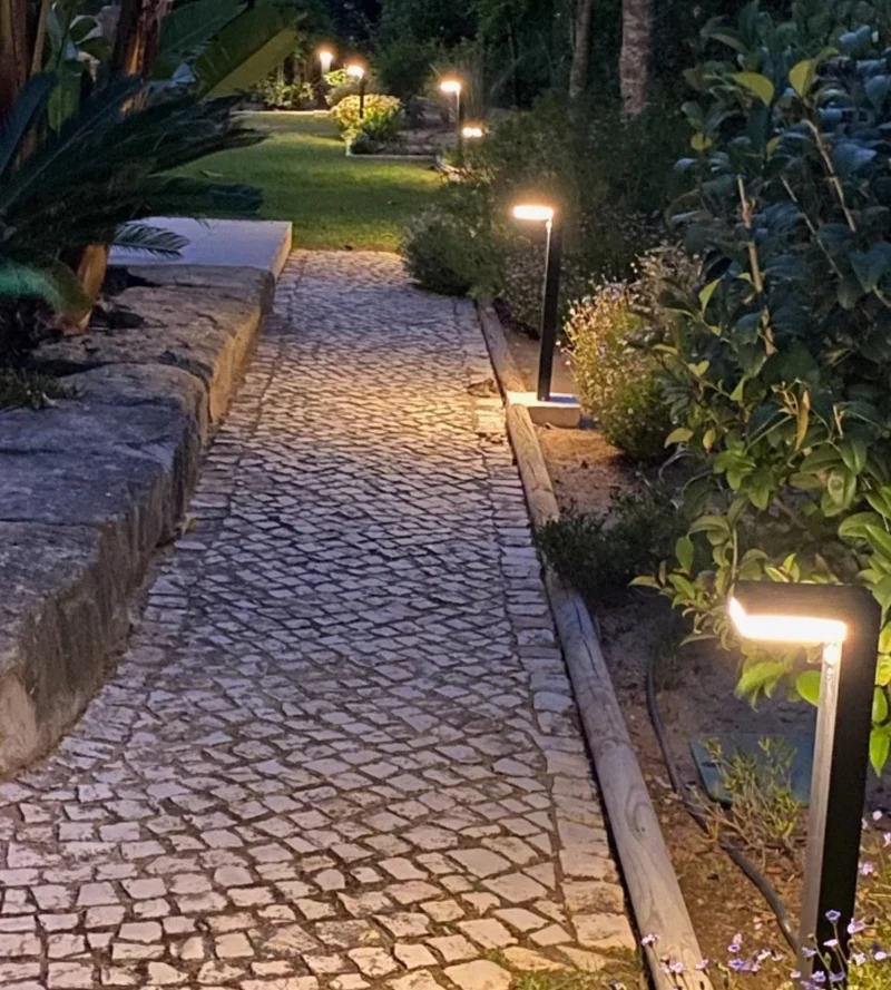 Borne solaire extérieure LED VENUS noire 70 cm avec détecteur - 3 modes d'éclairage 100 à 1000 lumens