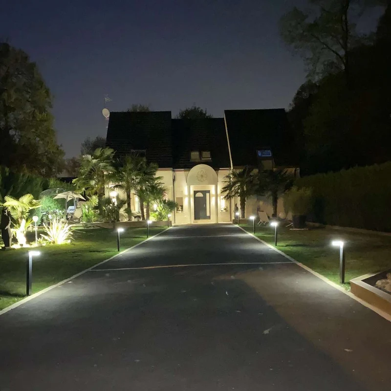Borne solaire extérieure LED VENUS noire 70 cm avec détecteur - 3 modes d'éclairage 100 à 1000 lumens