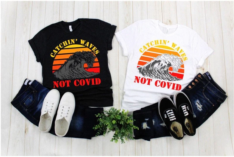Catchin' Wave Pas Covid | T-shirts rétro Sunset, TShirt Adventure Surfing, T-shirts de surf, Cadeau d’amoureux du surf, Cadeaux de surfeur, Chemise de surfeur,