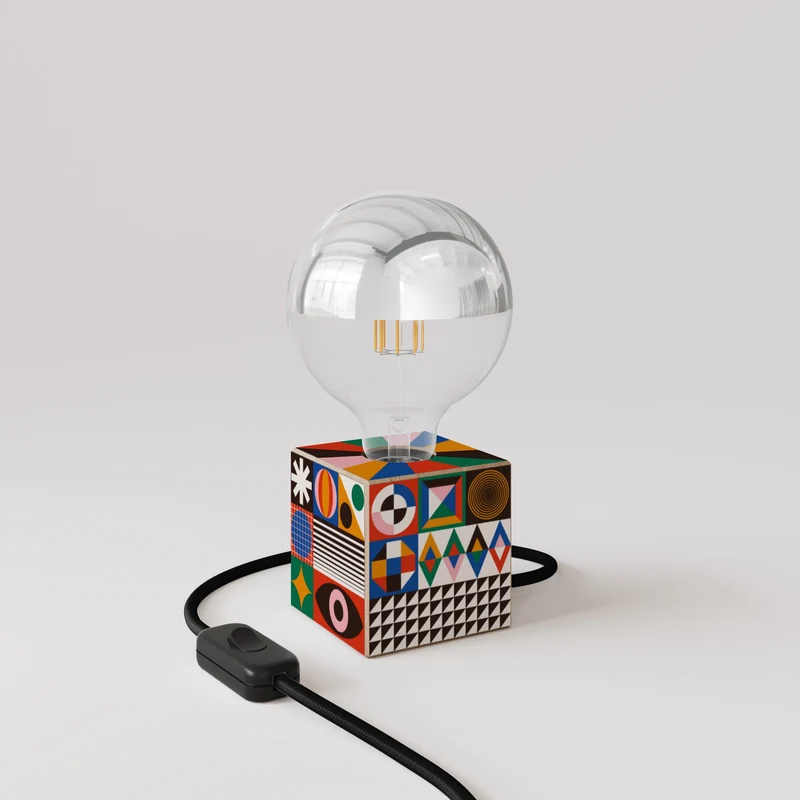Lampe de table Cubetto avec ampoule globe demi-sphère argentée - PosterLad