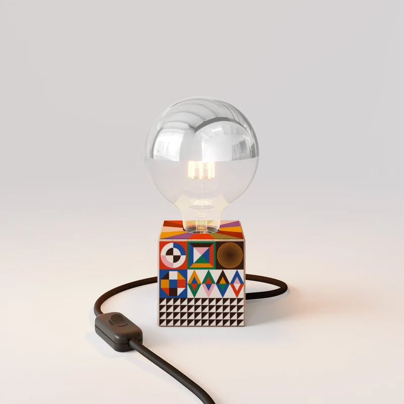 Lampe de table Cubetto avec ampoule globe demi-sphère argentée - PosterLad