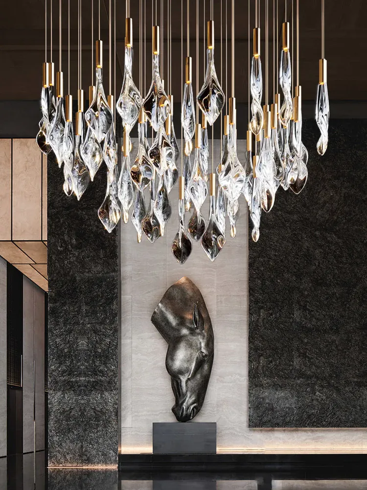 Grand Lustre en Escalier de Cristaux Suspendus
