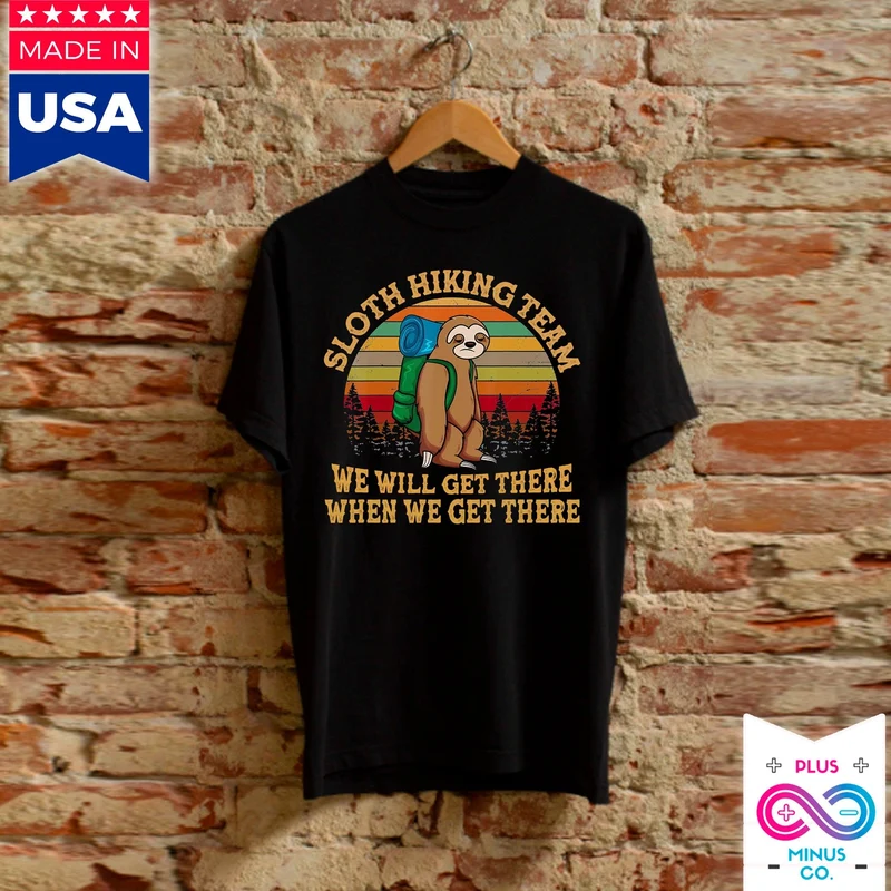 Équipe de randonnée paresseux Nous y arriverons quand nous y arriverons | Coucher de soleil rétro, montagnes de randonnée drôles, équipe de randonnée, T-shirt de randonnée, cadeau de randonnée, randonneur