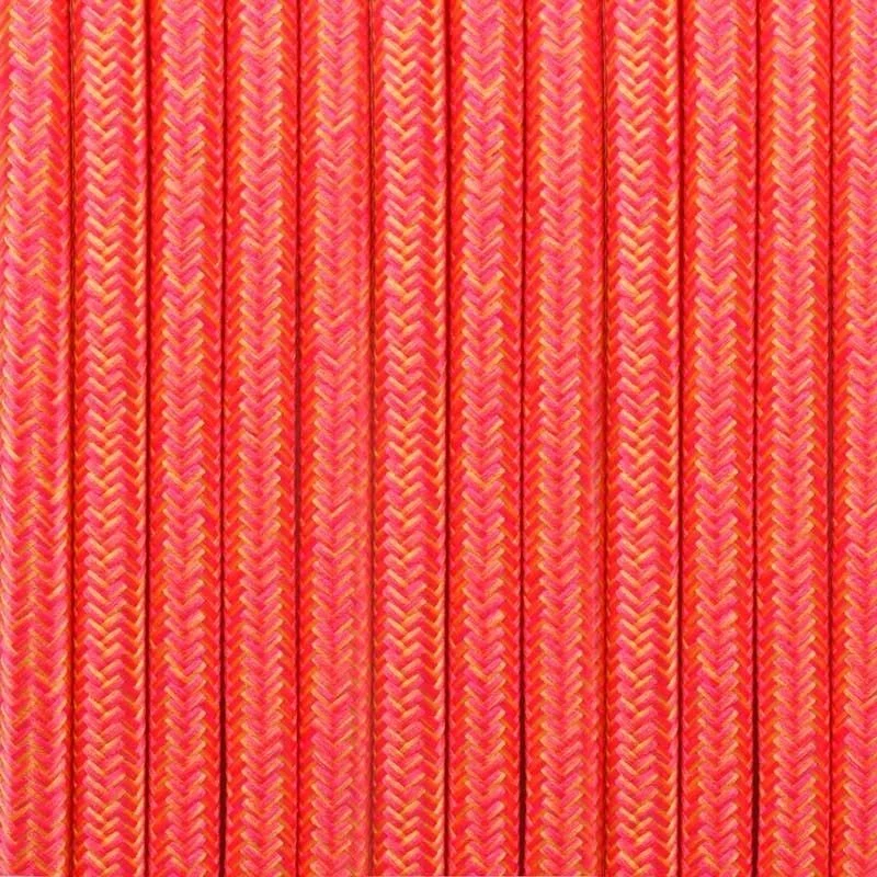 Câble électrique rond recouvert d'un tissu effet soie de couleur rose et jaune.