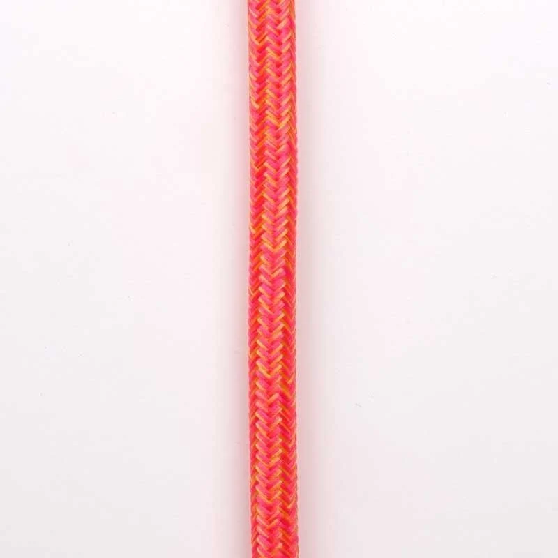 Câble électrique rond recouvert d'un tissu effet soie de couleur rose et jaune.