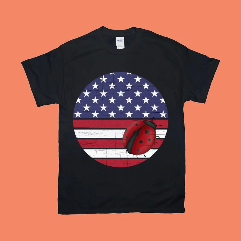 Coccinelle ronde | T-shirts foncés en détresse drapeau américain