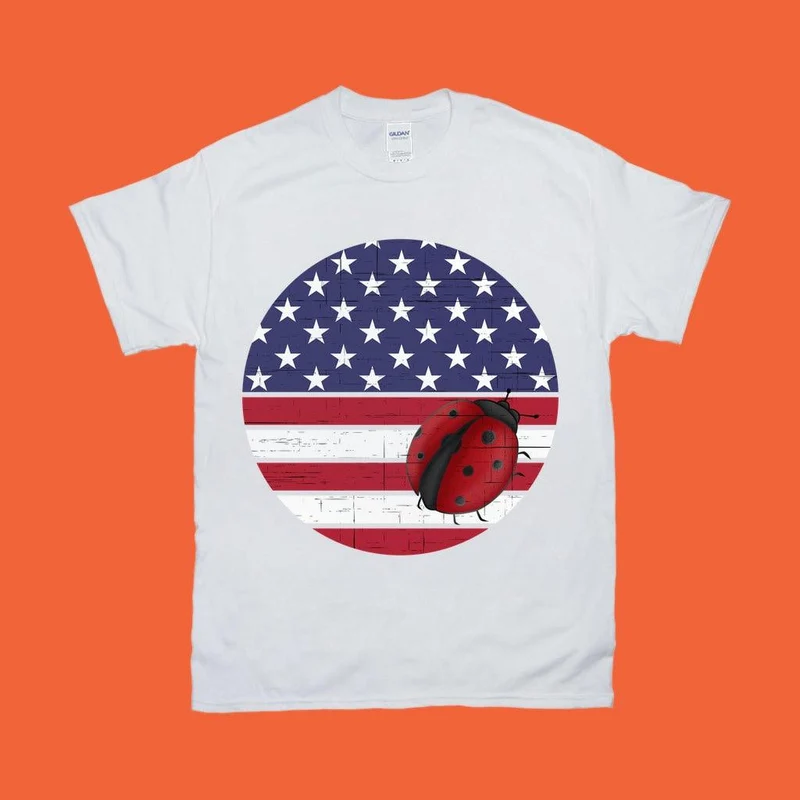 Coccinelle ronde | T-shirts foncés en détresse drapeau américain