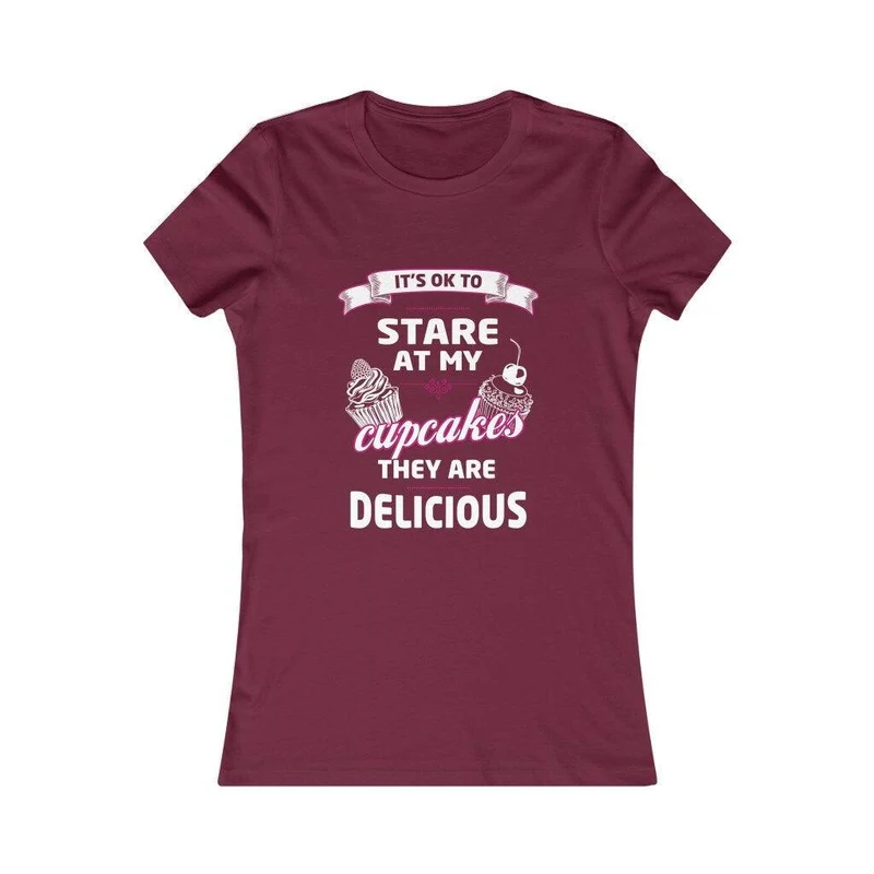 C’est OK de regarder mes cupcakes, ils sont délicieux tee-shirt préféré des femmes, chemise humoristique, chemise best-seller, grand cadeau drôle pour elle