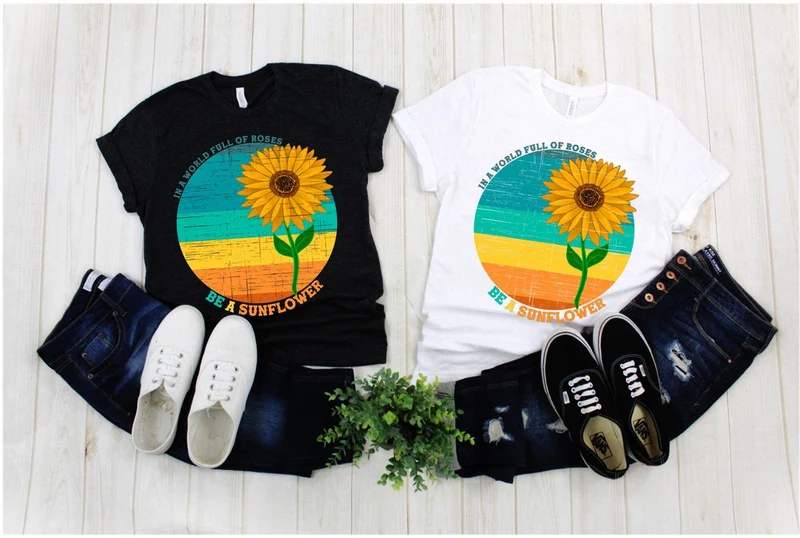 Dans un monde plein de roses, soyez un tournesol, T-shirts en détresse, chemise tournesol, chemise à fleurs, chemise inspirante, chemise amoureux de la nature