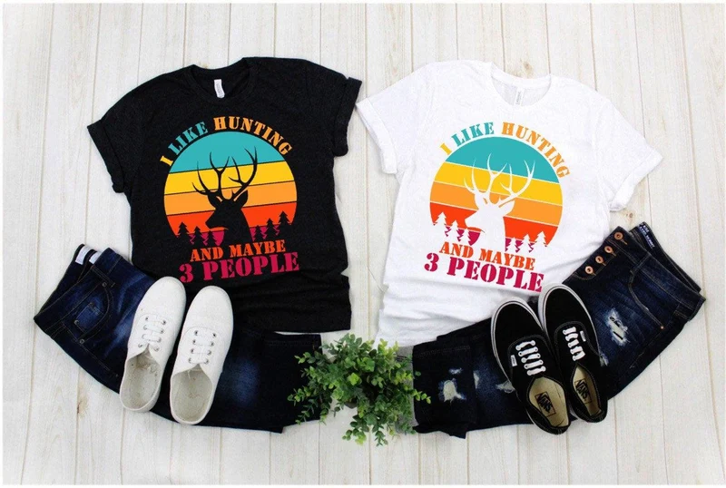 J'aime la chasse et peut-être 3 personnes | Dollars | T-shirts rétro Sunset, t-shirts d’inspiration vintage, chemise de chasse, chemise pour chasseurs, chasse au cerf