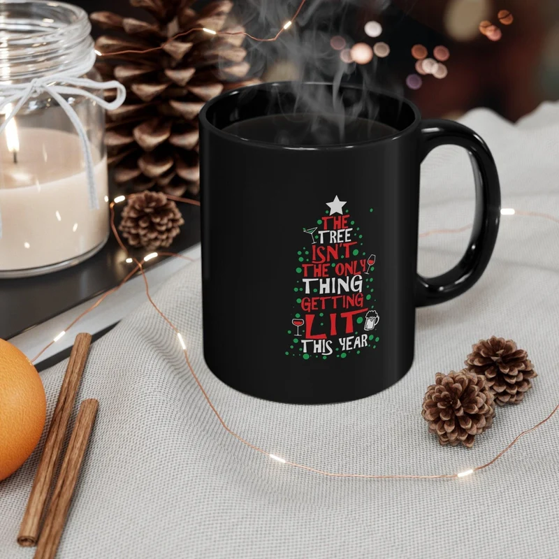 L'arbre n'est pas la seule chose qui s'allume cette année. Tasses noires classiques.