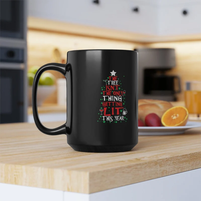 L'arbre n'est pas la seule chose qui s'allume cette année. Tasses noires classiques.
