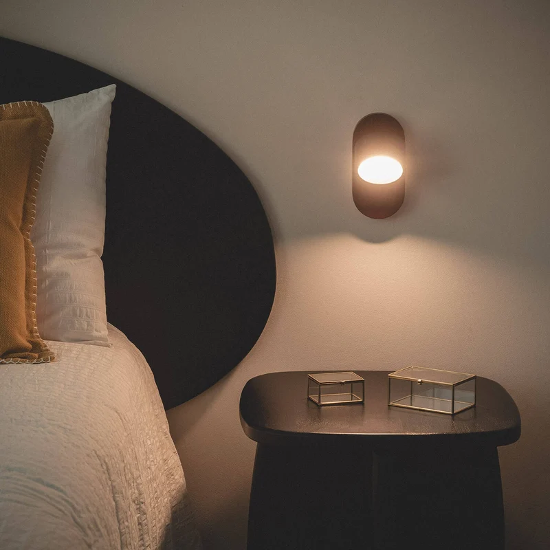 Petit luminaire mural en bois noyer