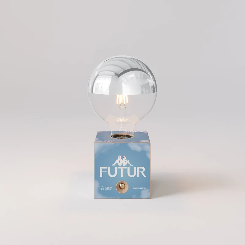 Lampe à batterie Cabless03 « Futur » avec ampoule globe demi-sphère argent - Futur Festival